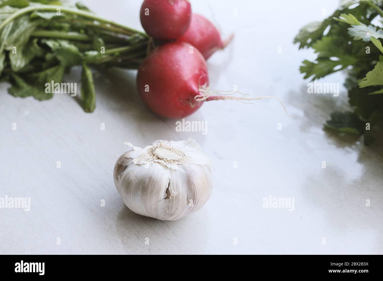 verduras naturales sobre fondo blanco de cocina Foto de stock