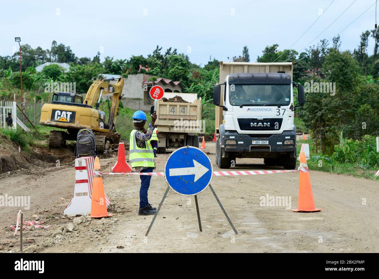 UGANDA, construcción de carreteras por Motaengil en el área rural, carretera de Kasese a Mbarara / Strasse von Kasese nach Mbarara, Strassenbau vor dem Nationalpark Reina Elizabeth Foto de stock