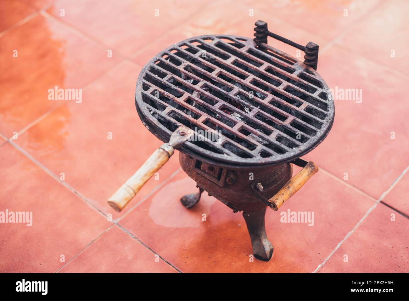 Parrilla portátil para porciones pequeñas - parrilla de hierro fundido  sobre carbón Fotografía de stock - Alamy