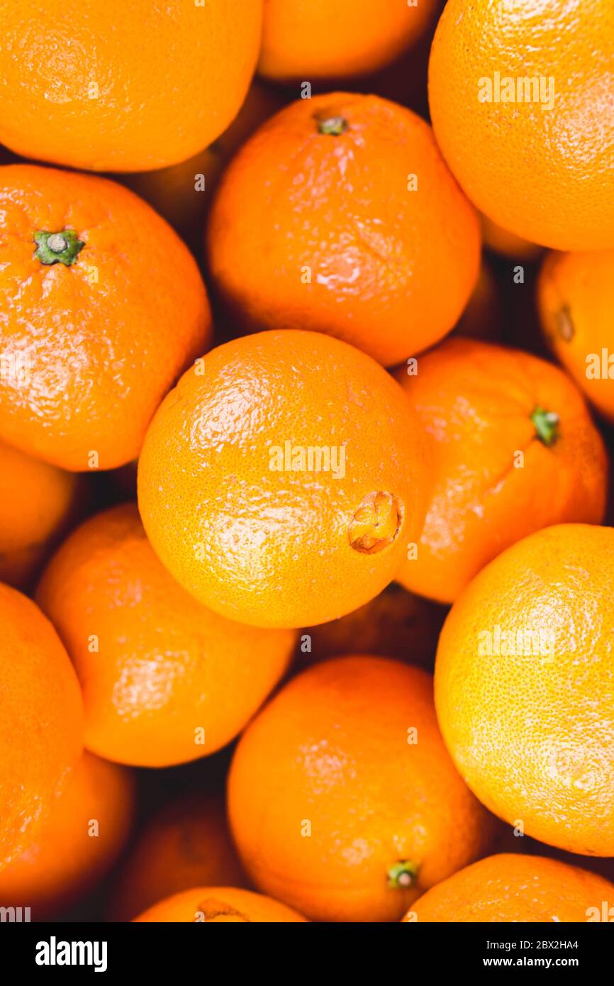 La naranja es una fruta extremadamente saludable con una rica composición vitamínica y mineral - contiene: Betacaroteno, ácido fólico, vitaminas del grupo B, A, B1, Foto de stock