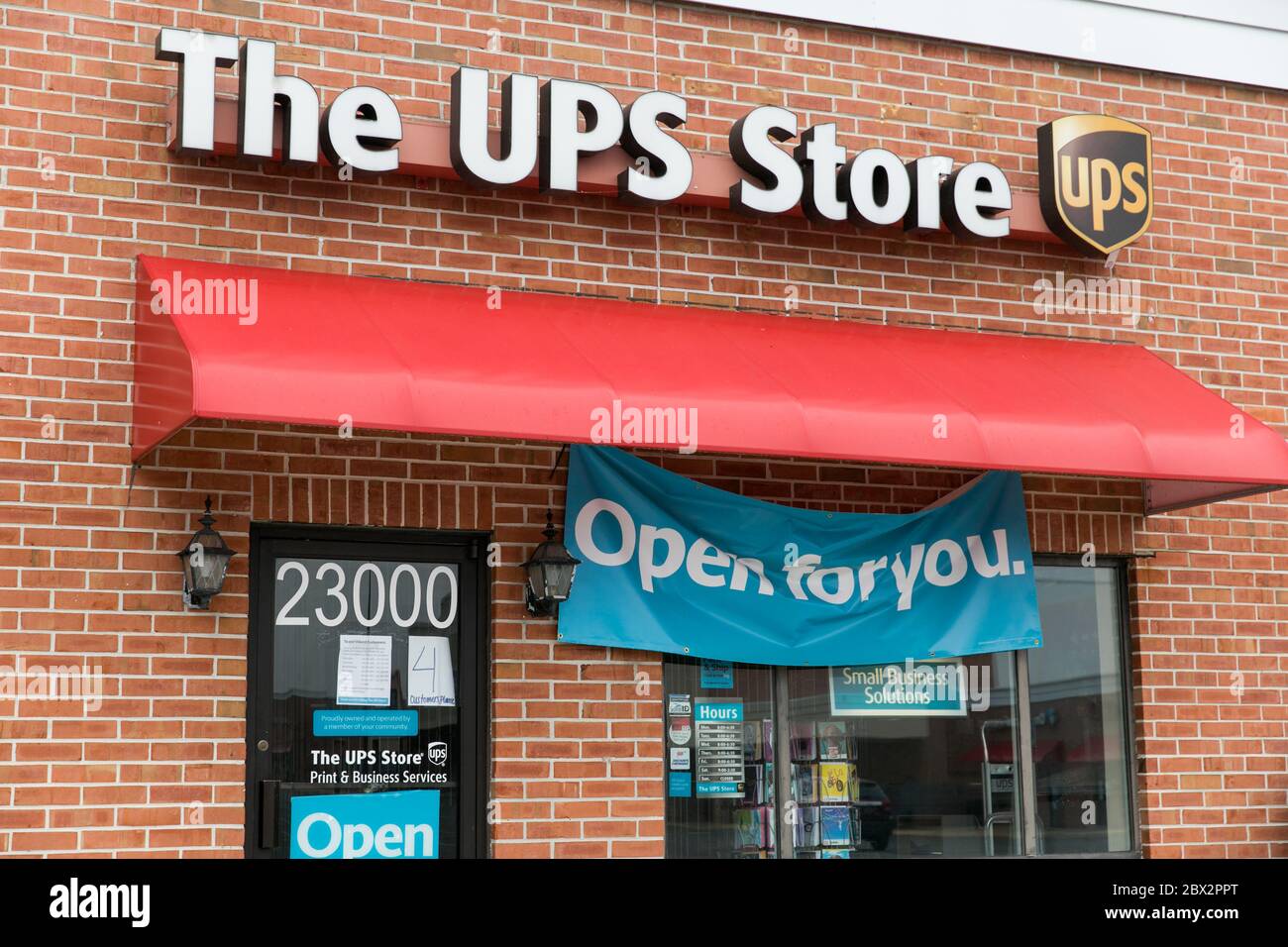 Un cartel con el logotipo fuera de una ubicación de UPS Store en