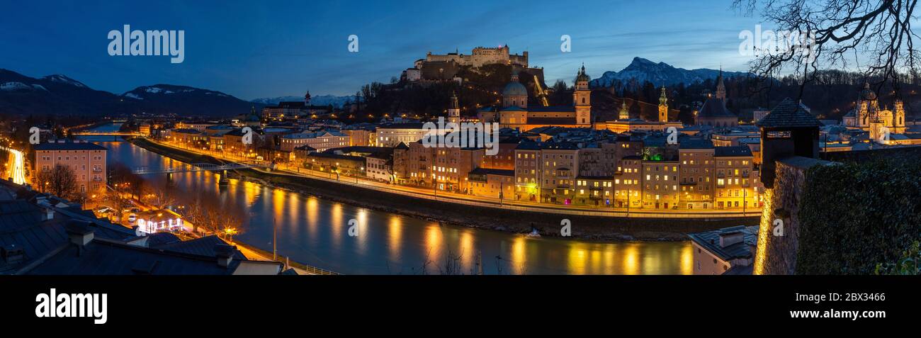 Austria, Salzburgo, centro histórico declarado Patrimonio de la Humanidad por la UNESCO, el casco antiguo (Altstadt) y el castillo de Hohensalzburg Foto de stock