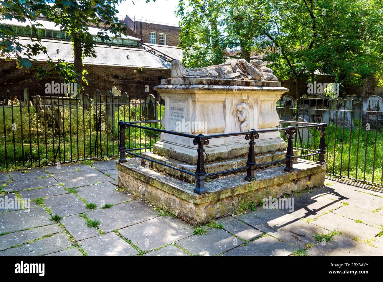 Monumento a John Bunyan, autor de Pilgrim's Process, Bunhill Fields Burial Ground, Londres, Reino Unido Foto de stock