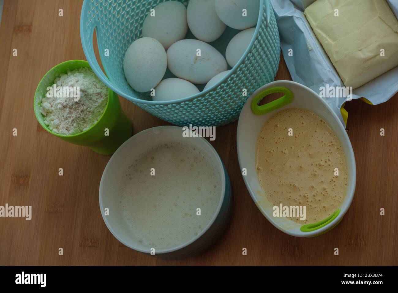 Ingredientes para hornear pastel. Preparación para hornear mantequilla de  harina Fotografía de stock - Alamy