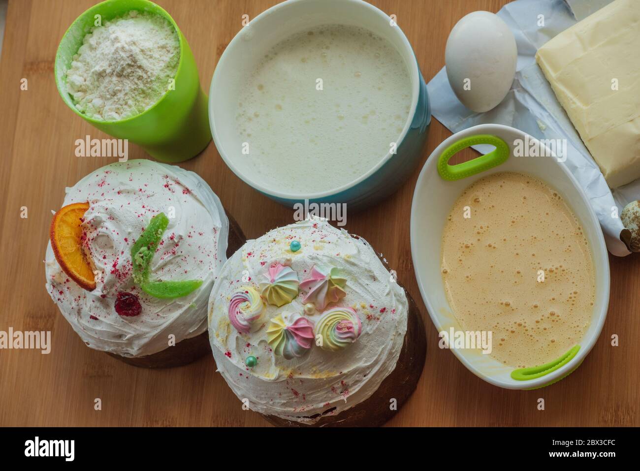 Ingredientes para hornear pastel. Preparación para hornear mantequilla de  harina. Semana Santa. Pastel de Pascua Fotografía de stock - Alamy