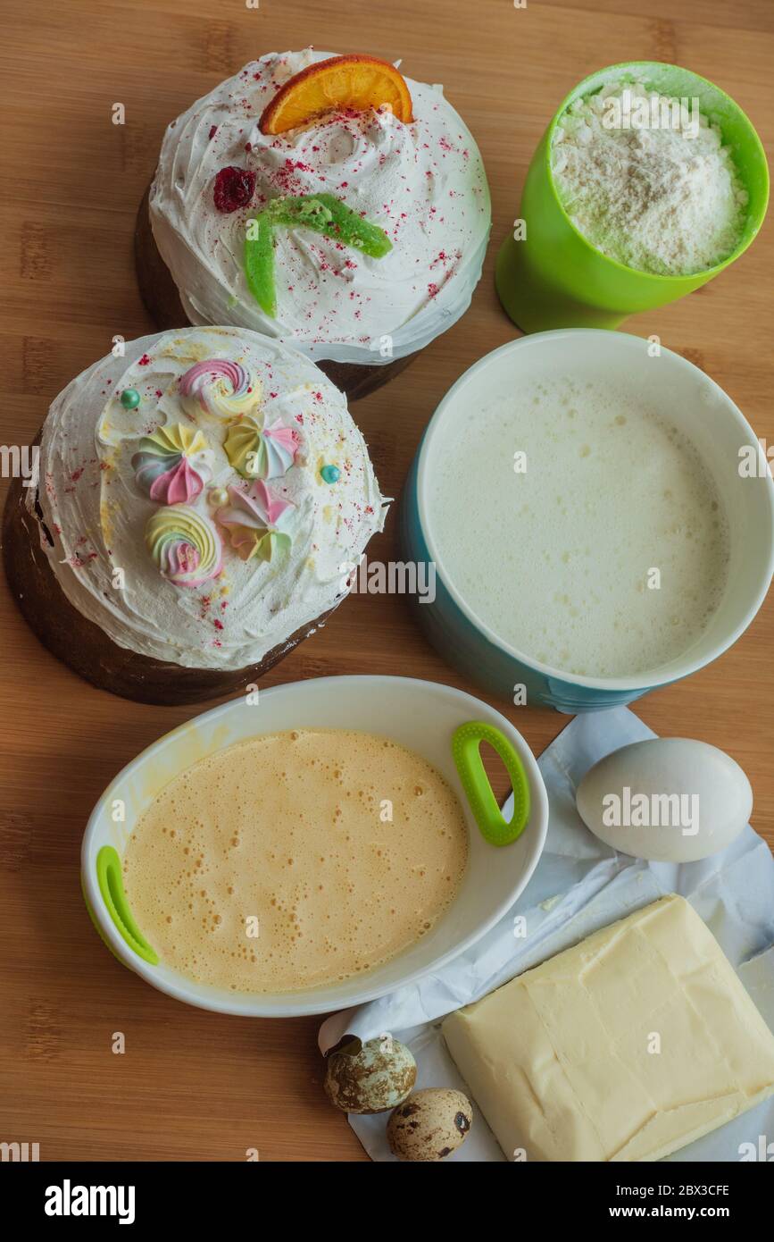 Ingredientes para hornear pastel. Preparación para hornear mantequilla de  harina. Semana Santa. Pastel de Pascua Fotografía de stock - Alamy