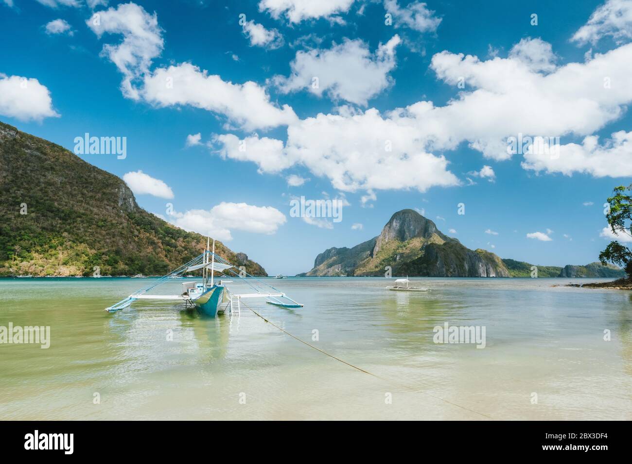 Barco en la bahía de el Nido y la isla de Cadlao, Palawan, Filipinas Foto de stock