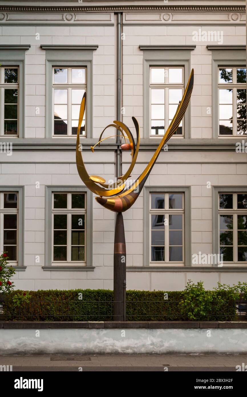 Un péndulo alado móvil como arte en la construcción. Instalación artística frente al edificio en Grevenbroich, Alemania Foto de stock