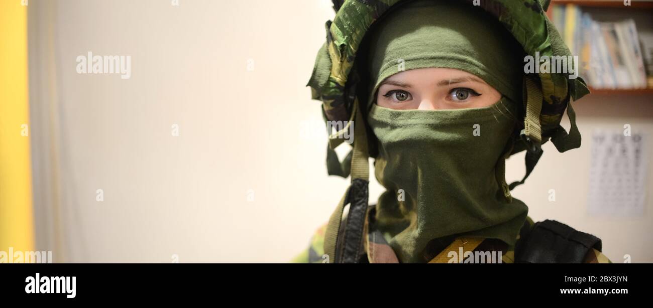Mujer con ropa militar con máscara sobre fondo claro y con vignetting. Mujer  soldado en camuflaje Mujer en concepto de guerra. Retrato de mujer  Fotografía de stock - Alamy