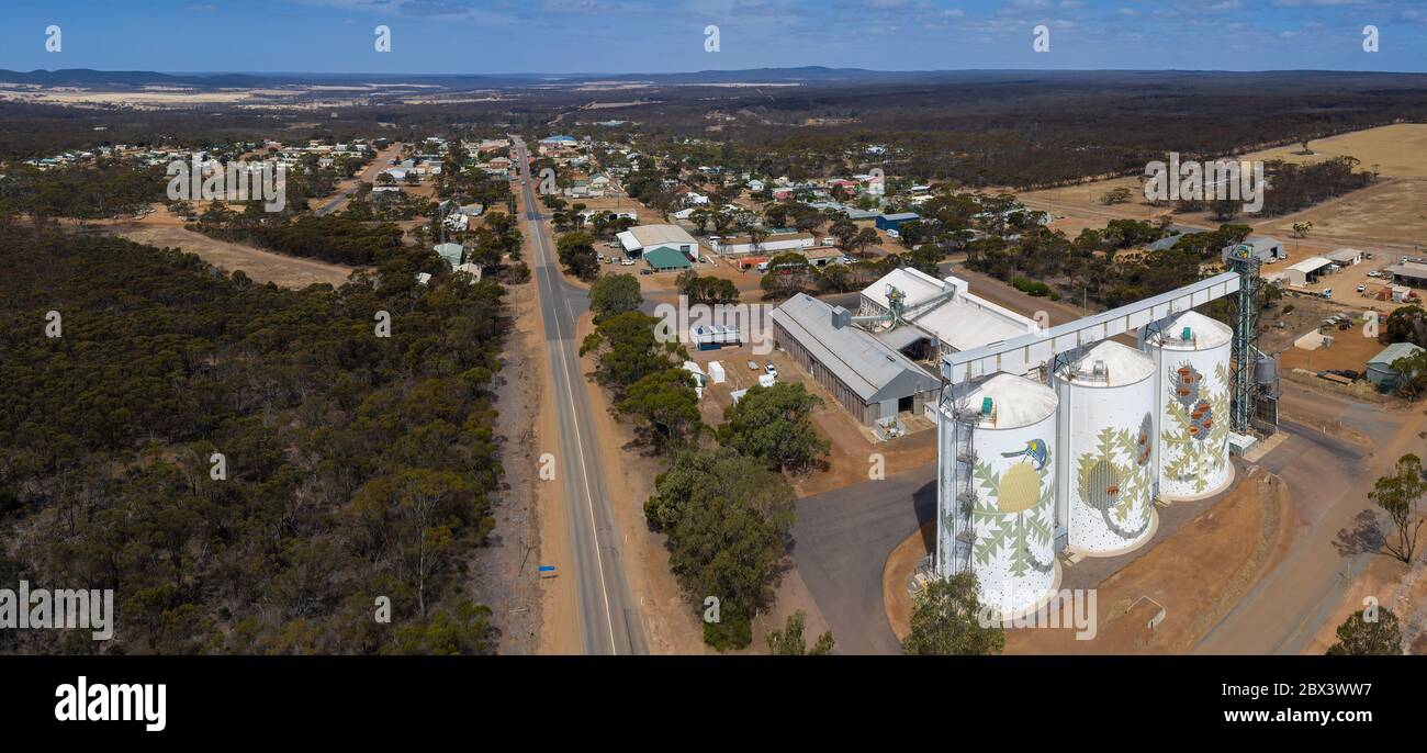 Ravensthorpe Australia Occidental Noveber 11 2019 : Vista aérea de los silos de grano y la ciudad de Ravensthorpe en la carretera de la Costa Sur, Austral Occidental Foto de stock