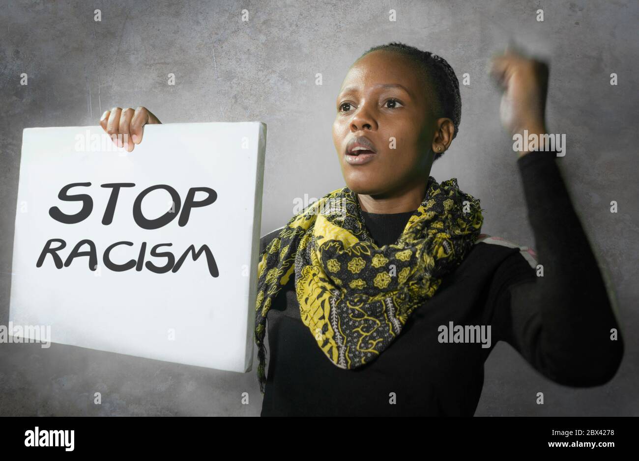 Stop racismo negro activista niña protestando contra el gobierno - joven indignado y hipster afro mujer estadounidense mostrando bandera de protesta exigiendo STOP r Foto de stock