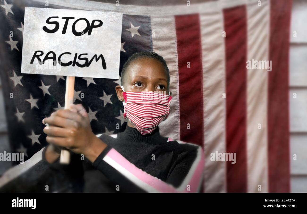 Deja de racismo niña activista negra protestando contra el gobierno de EE.UU. - joven indignada y hipster mujer afroamericana sosteniendo bandera de protesta exigiendo Foto de stock