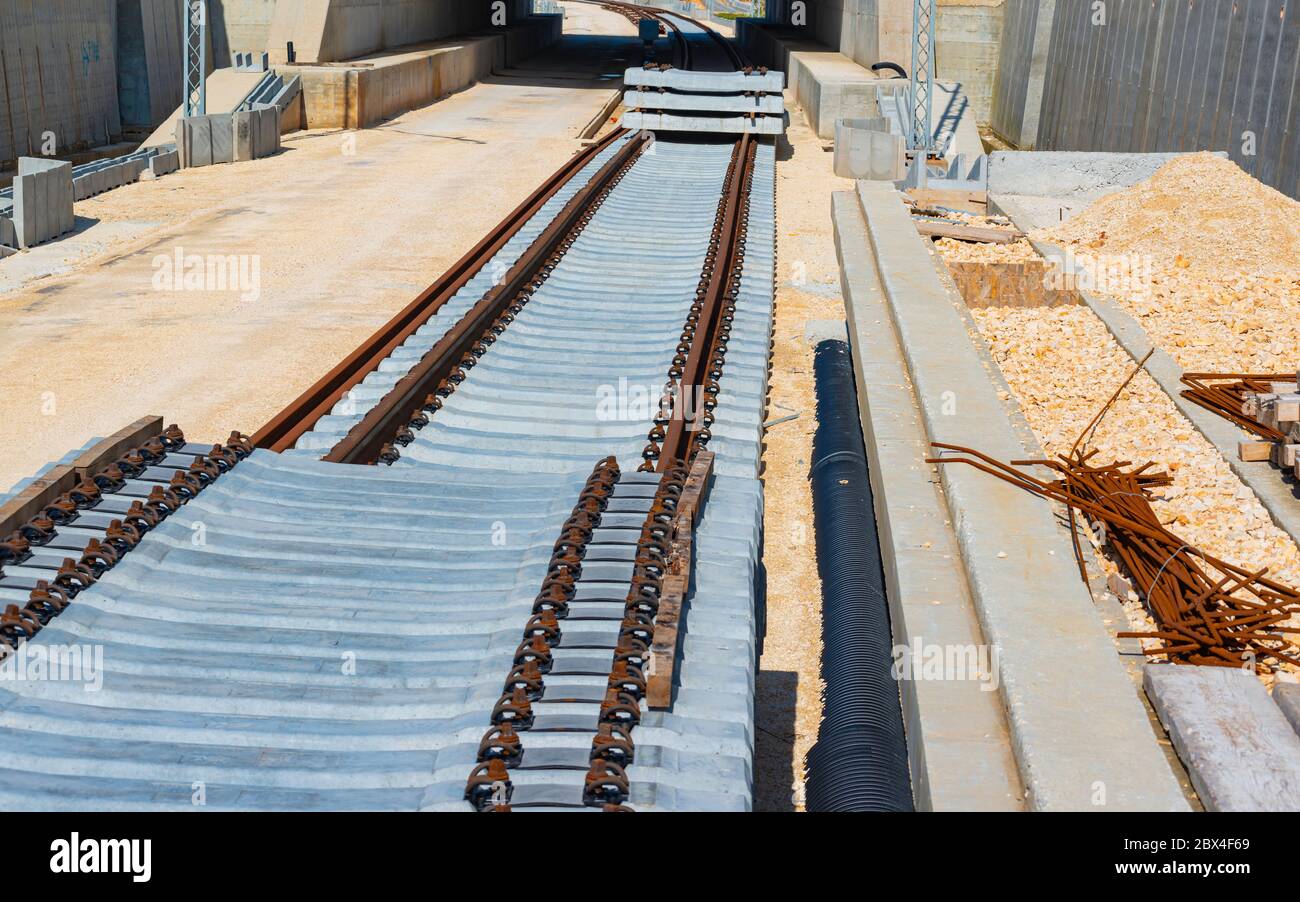 Pila de traviesas de concreto prefabricado listas para la construcción en obras de atletismo Foto de stock