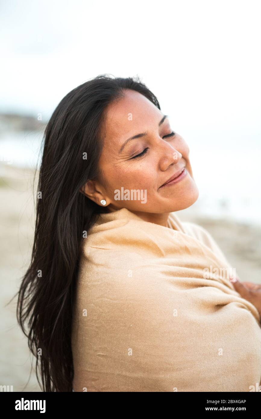 Seguro hermosa mujer asiática. Foto de stock