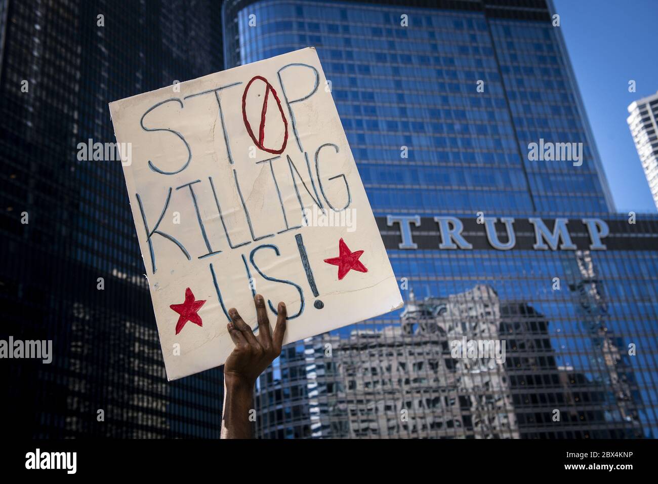 (200605) -- BEIJING, 5 de junio de 2020 (Xinhua) -- UN manifestante sostiene un cartel durante una protesta por la muerte de George Floyd frente a la Torre Trump en Chicago, Estados Unidos, 30 de mayo de 2020. PARA IR CON LOS TITULARES DE XINHUA DEL 5 DE JUNIO de 2020 (Foto de Christopher Dilts/Xinhua) Foto de stock
