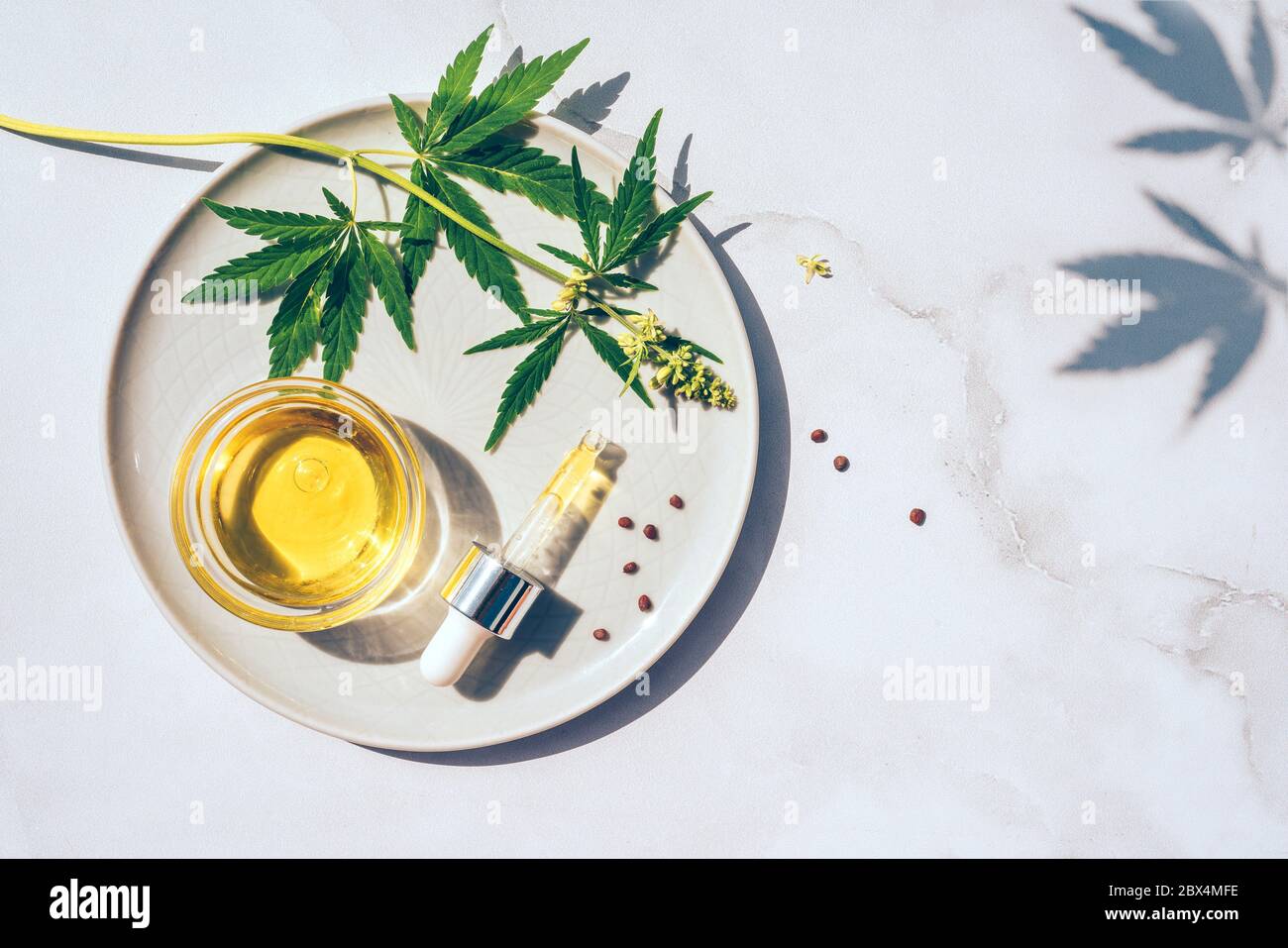 Marihuana medicinal cannabis CBD aceite. CBD productos de cáñamo de aceite Homeopatía alternativa Foto de stock