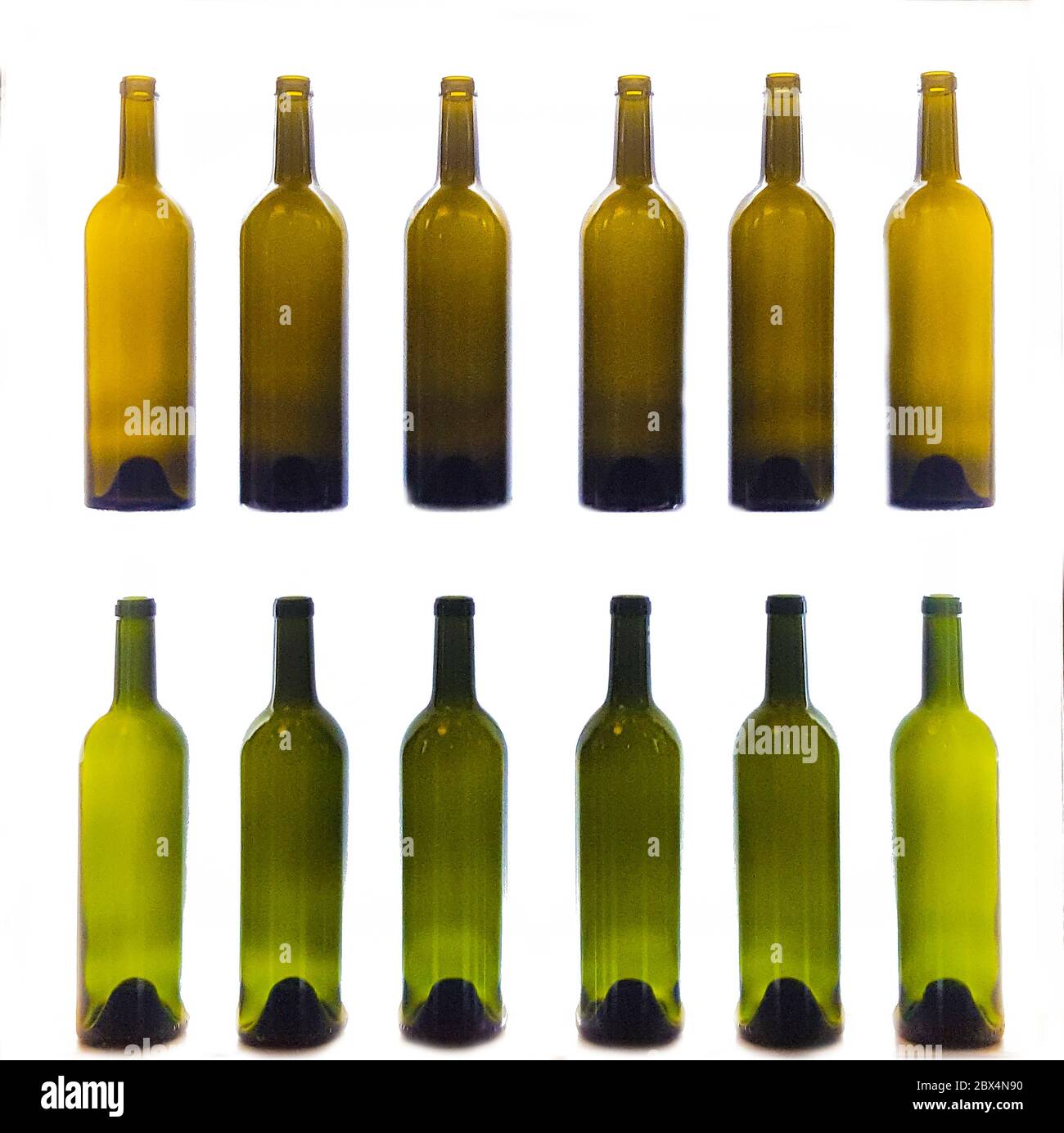 Primer plano de botellas de vino vacías seguidas sobre un fondo blanco Foto de stock