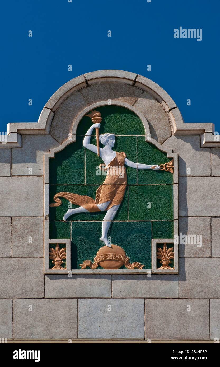 El Espíritu del progreso, figura femenina sosteniendo una antorcha y un caduceo, alivio de los años 30 en la construcción de la calle Farragut, Laredo, Texas, EE.UU Foto de stock