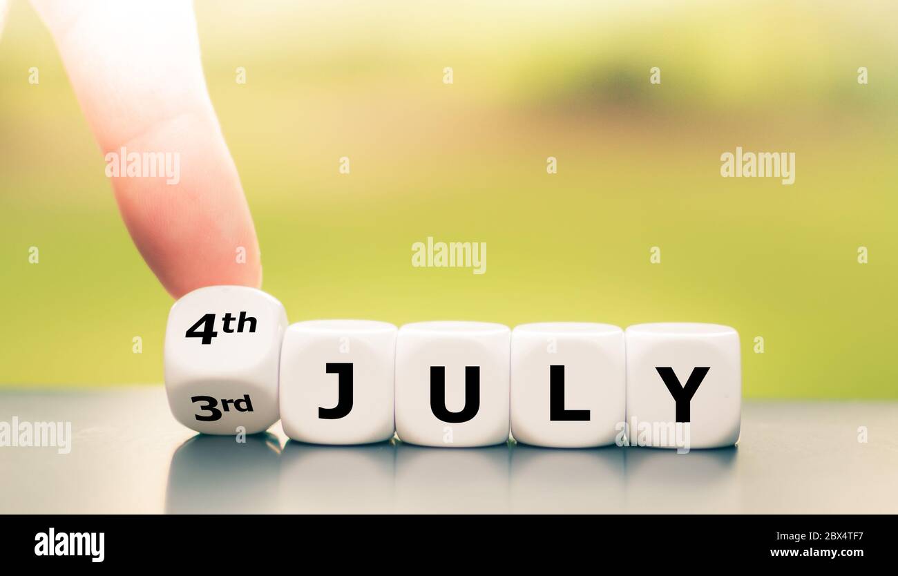 Mano se atunes y cambia la fecha '3 de julio' a '4 de julio'. Foto de stock