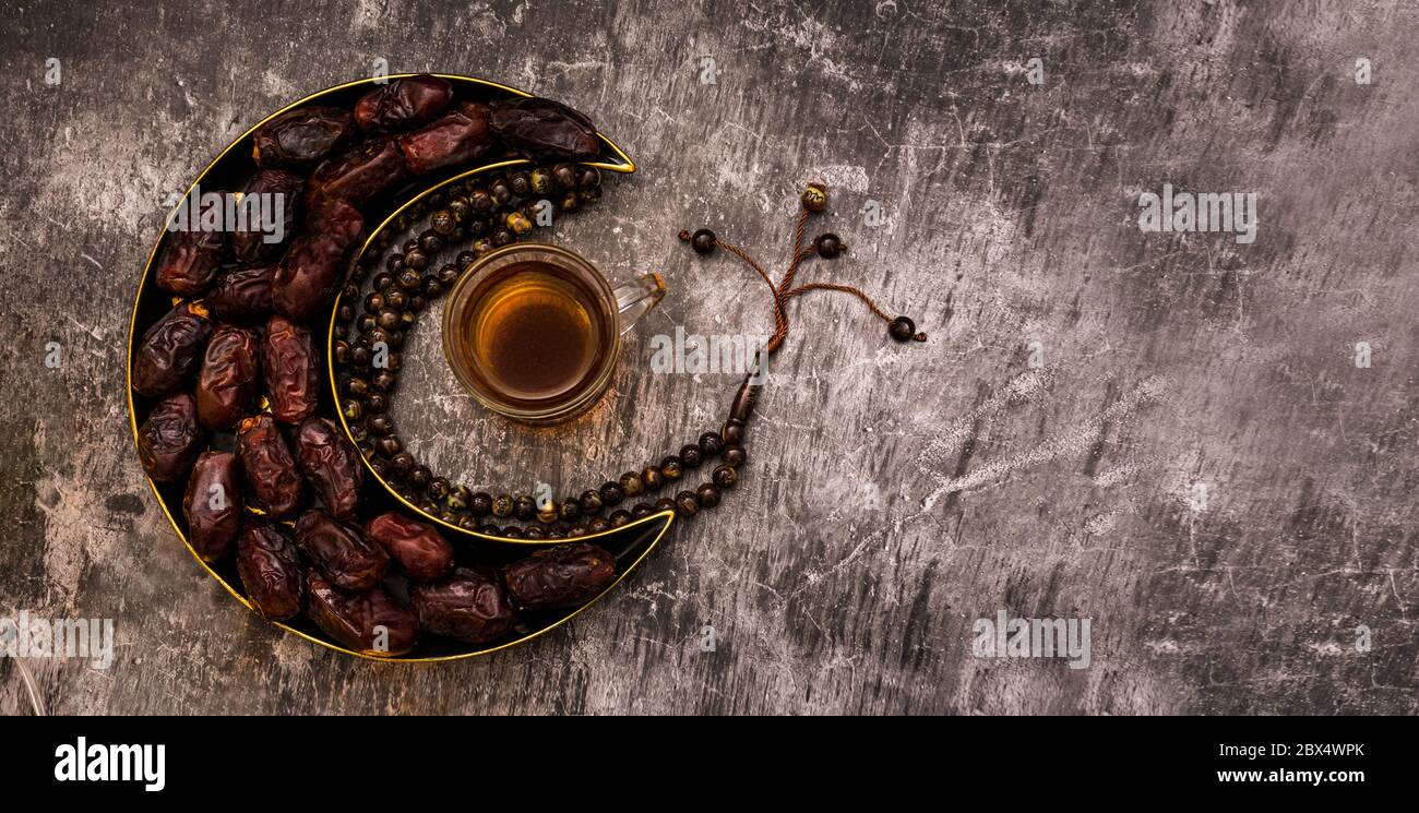 Placa de forma de luna con fechas y té imagen de Iftar concepto islámico Eid al Adha fondo, Ramadan kareem fondo Foto de stock