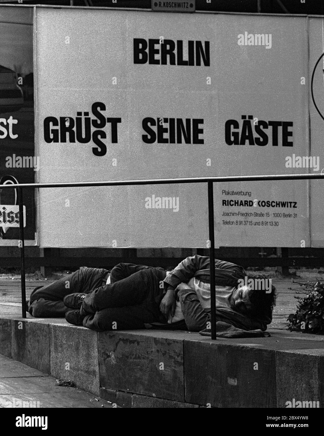 Barrios de Berlín / Charlottenburg / 1980 sin techo en el Gedaechtniskirche. Detrás de él un cartel publicitario de Berlín // pobreza / Asuntos sociales / Publicidad [traducción automática] Foto de stock