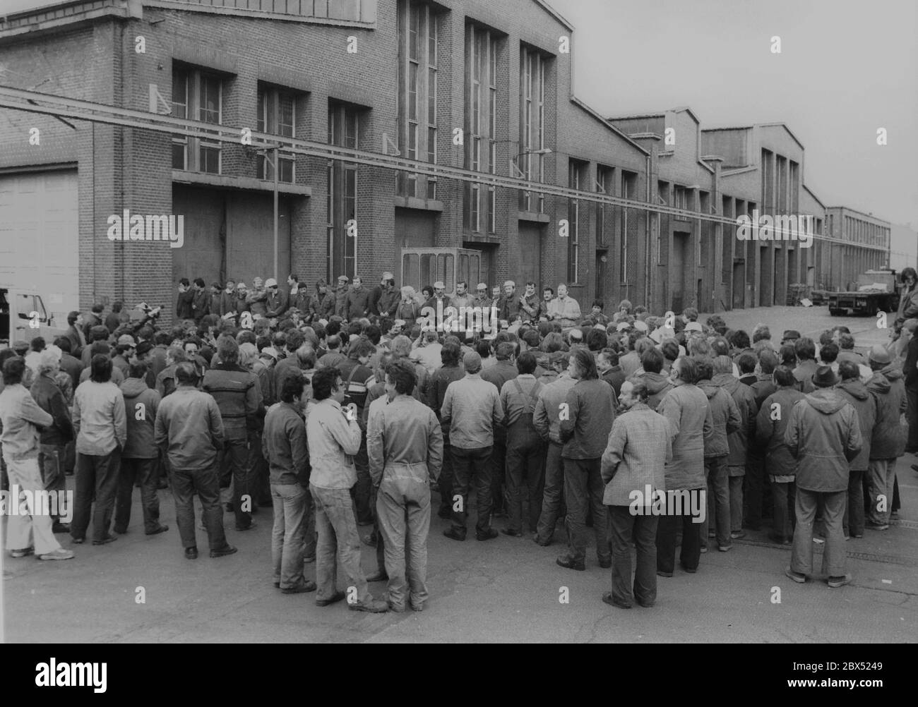 Berlín / Reinickendorf / extranjeros / 3.3.1981 huelga de advertencia de IG-Metall en Wagon-Union. Muchos empleados son extranjeros, en su mayoría turcos // huelga / Unión / [traducción automática] Foto de stock
