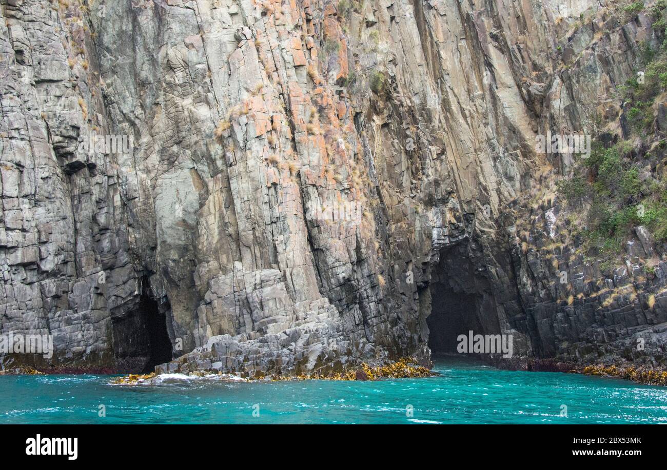 Dos cuevas en el acantilado dan a la isla Bruny Tasmania Australia Foto de stock