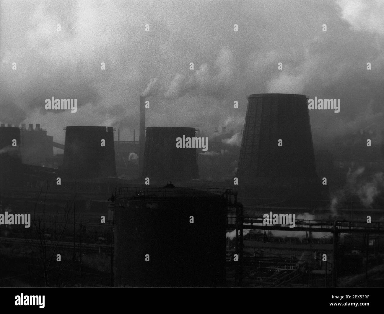 Sajonia / GDR / Energía / 1990 Amanecer en la cosechadora de lignito Espenhain cerca de Leipzig en marzo de 1990, varias plantas químicas basadas en lignito. Fue considerado el mayor tirón de tierra de la RDA y fue cerrado. Luego perteneció a los Treuhand y fue cerrado. // lignito / Medio ambiente / Aire / Carbón / Estados de ánimo / Economía de la RDA / [traducción automática] Foto de stock