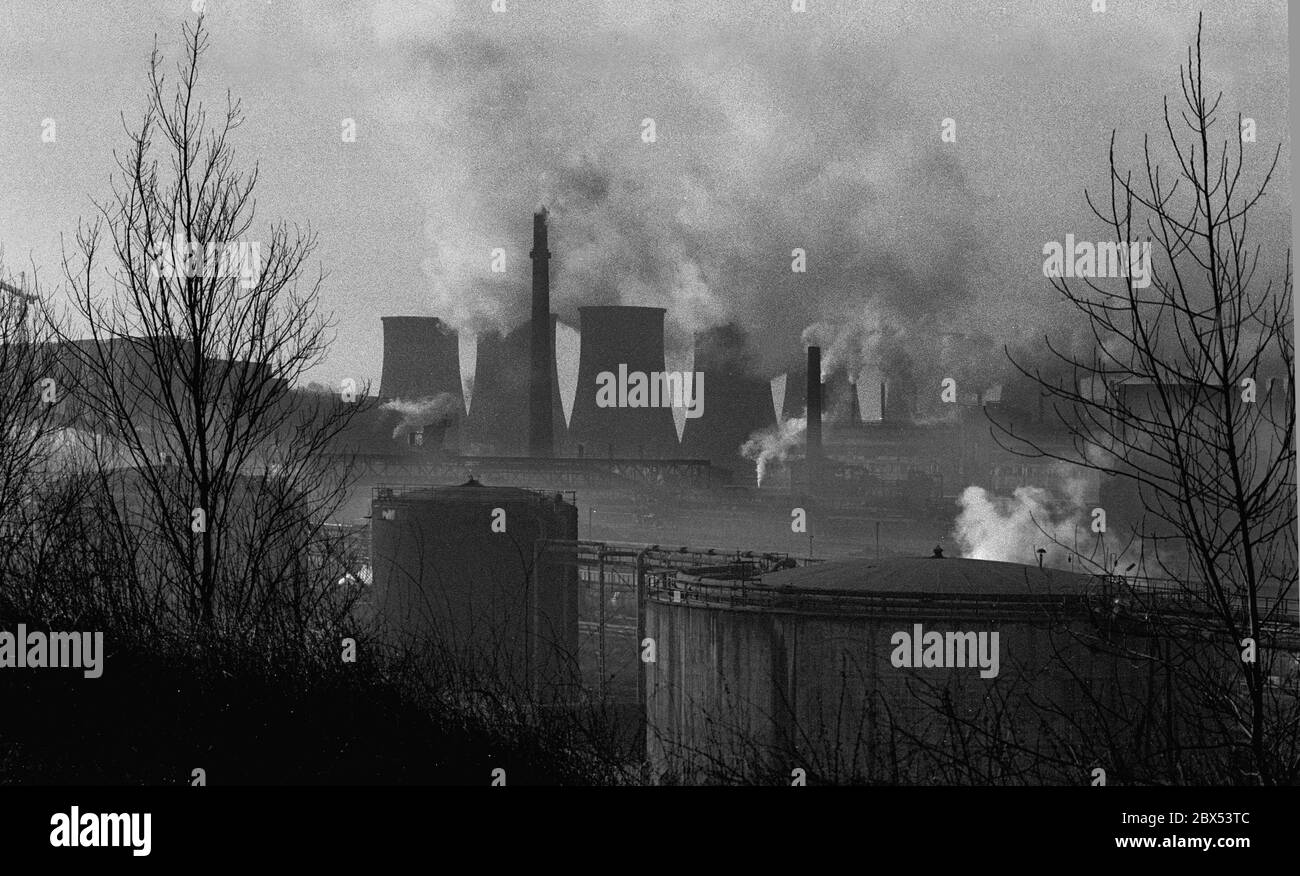 Sajonia / GDR / Energía / 1990 Amanecer en la cosechadora de lignito Espenhain cerca de Leipzig en marzo de 1990, varias plantas químicas basadas en lignito. Fue considerado el mayor tirón de tierra de la RDA y fue cerrado. Luego perteneció a los Treuhand y fue cerrado. // lignito / Medio ambiente / Aire / Carbón / Estados de ánimo / Economía de la RDA / [traducción automática] Foto de stock