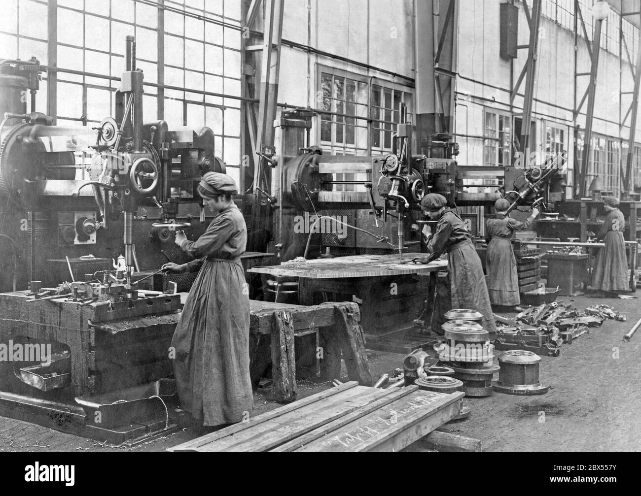 Trabajadoras que producen detonadores en uno de los talleres de municiones de Krupp. Foto de stock