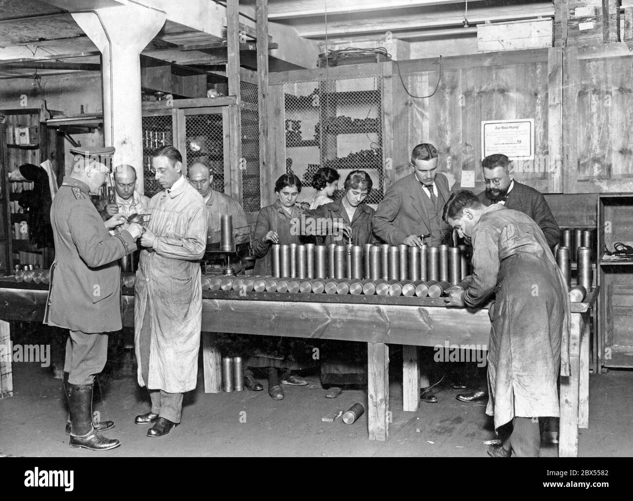 Trabajadores inspeccionando granadas. Foto de stock