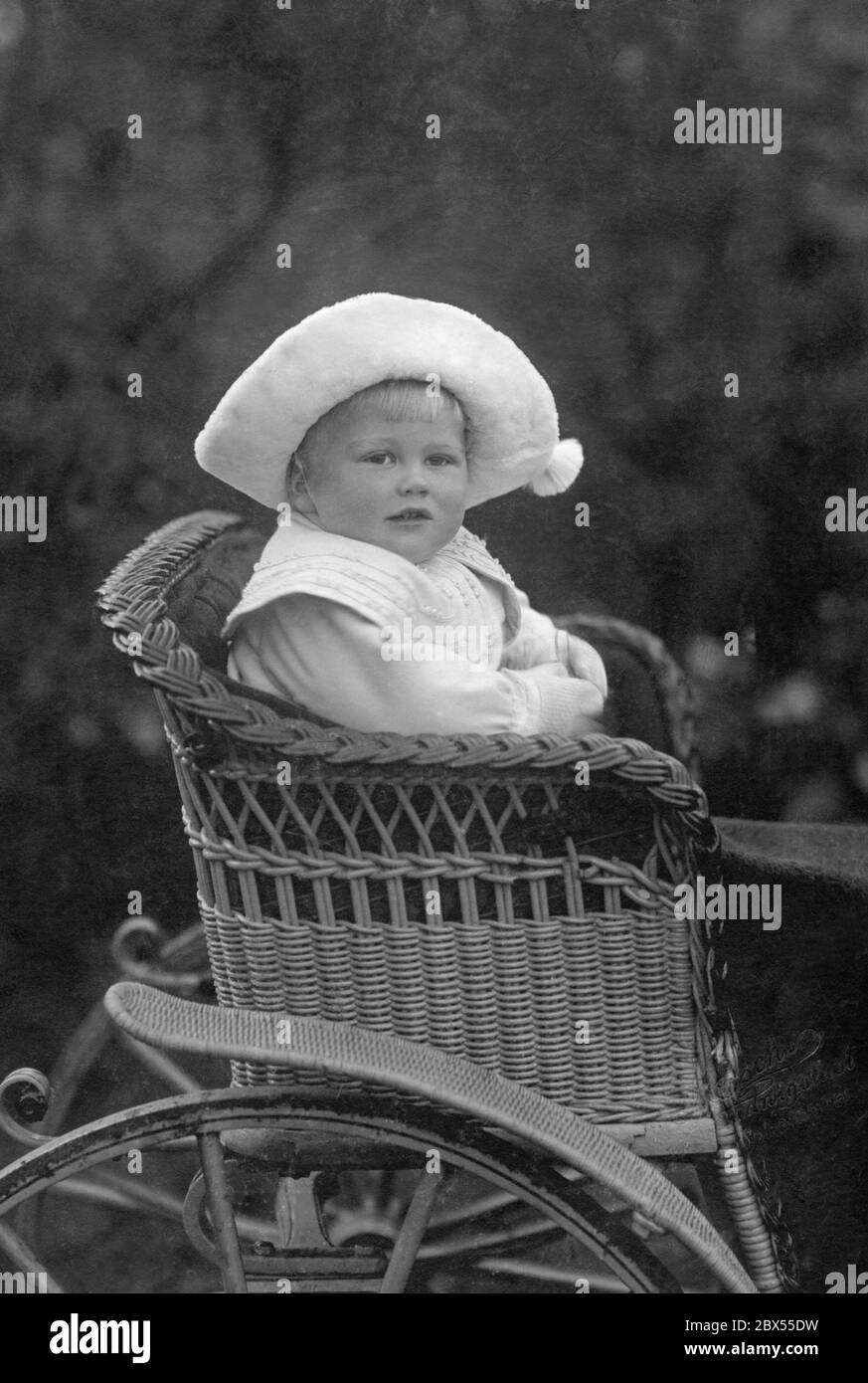 El Gran Duque hereditario como un niño pequeño en un carro de mimbre. Foto de stock