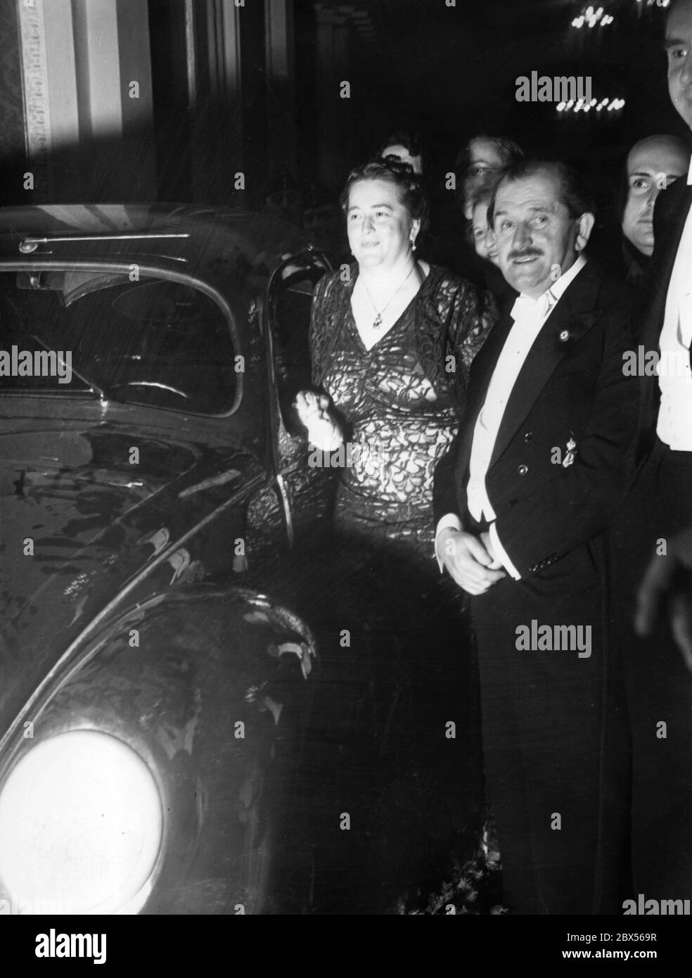 Ferdinand Porsche en el Berlin Press Ball. A su izquierda está el ganador de la rifa, que ha ganado el gran premio, un nuevo Volkswagen. Foto de stock