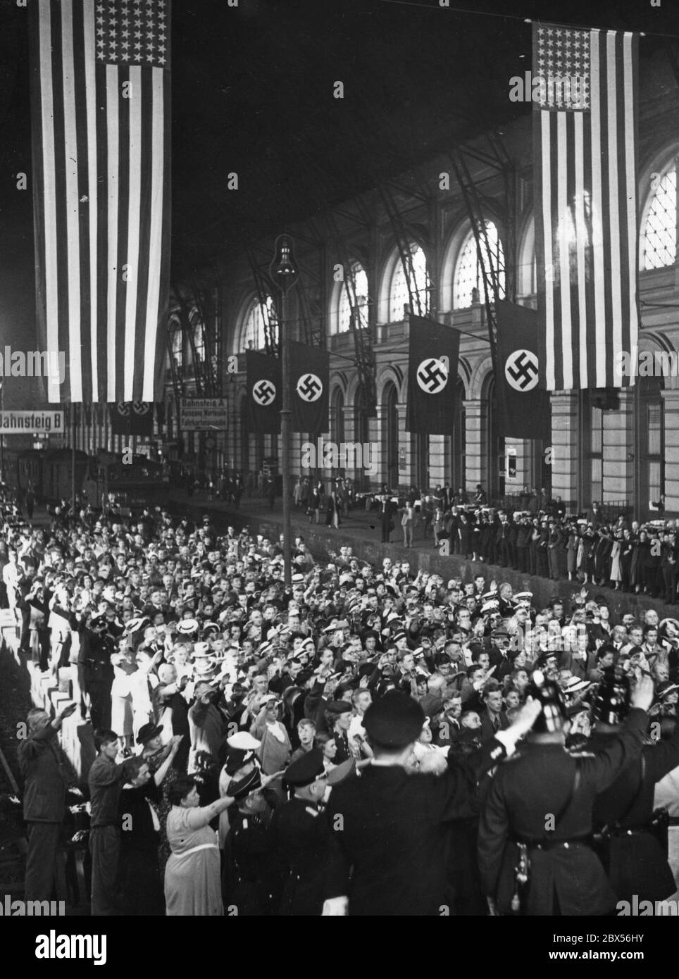 Después de que 100 estudiantes de Berlín, que pasaron 6 semanas en los Estados Unidos como parte del Carl Schurz Austauschdienst (Carl Schurz Exchange Service), llegaron a la Lehrter Bahnhof acompañados por 100 niñas y niños americanos, cantan el himno nacional en el salón de la estación. Foto de stock