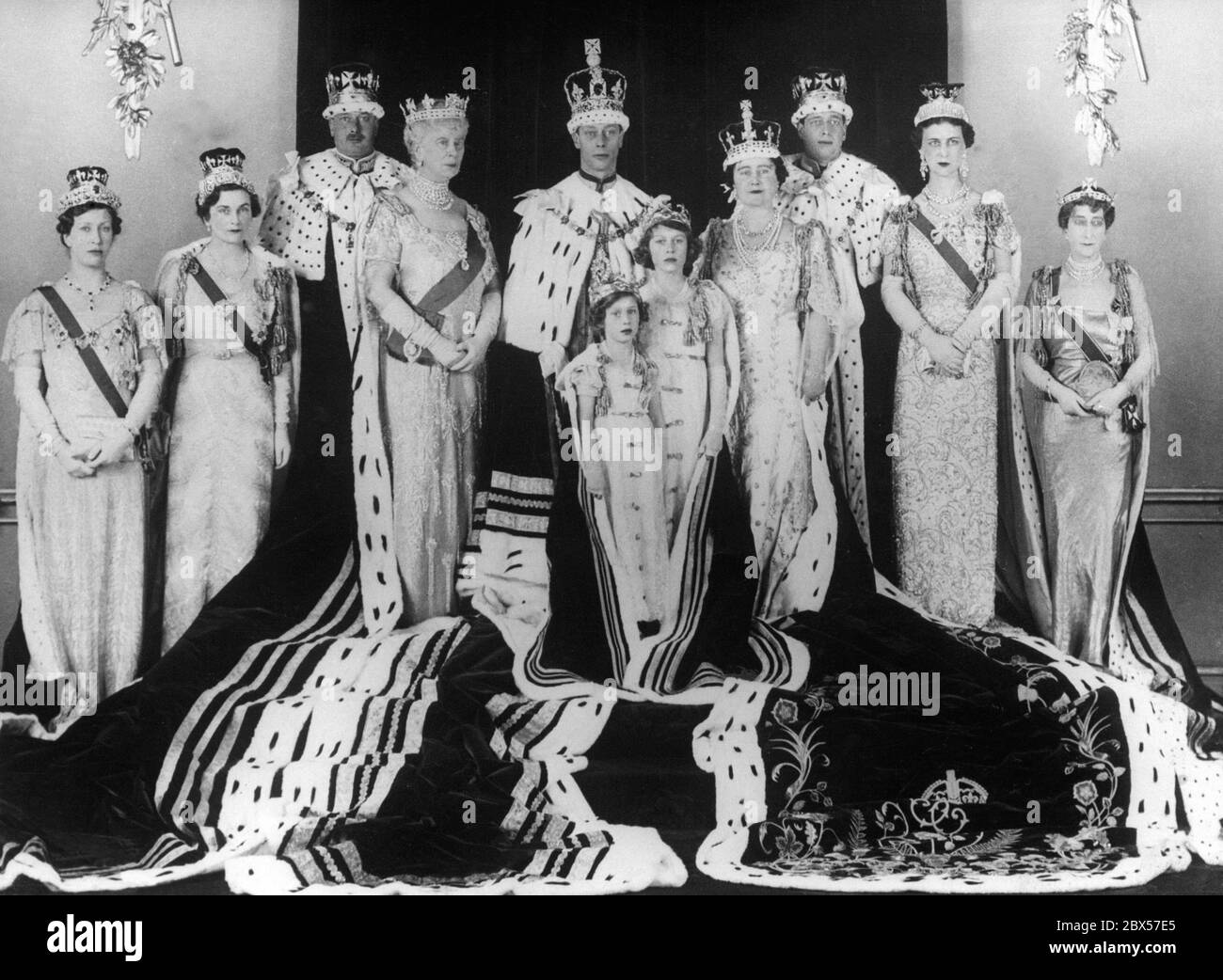 De izquierda a derecha: Mary, Princess Royal, Alice, Duquesa de Gloucester y su esposo Henry, Duke of Gloucester, Queen Mary, King George VI, Princess Margaret Rose, Princess Elizabeth, Queen Elizabeth, George, el Duque de Kent, y su esposa Marina, Duquesa de Kent y Reina Maud de Noruega. Foto de stock