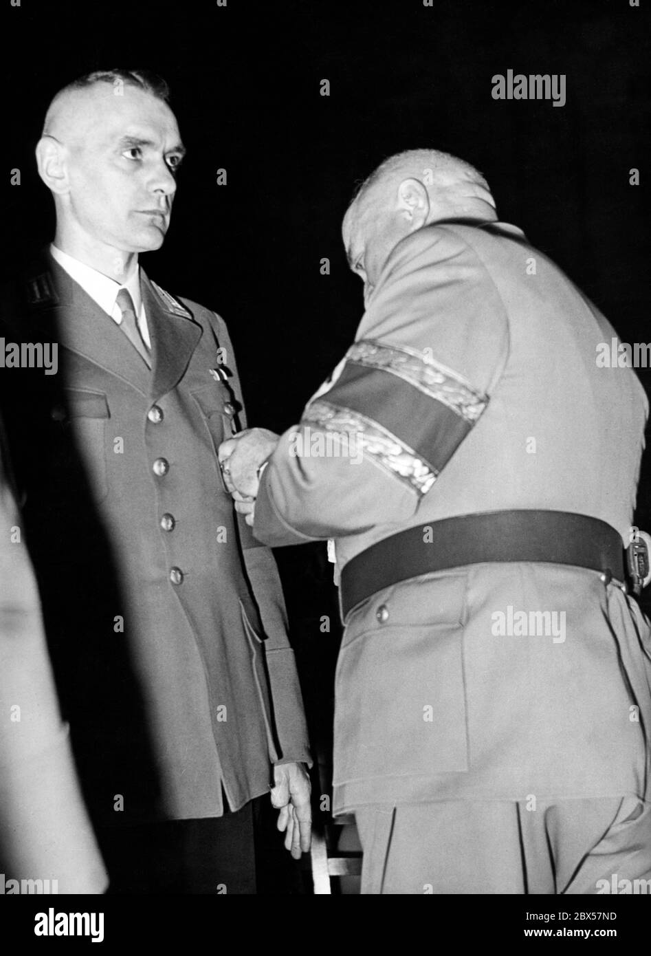 En una conferencia de la Cámara del Trabajo del Reich, el líder del Trabajo del Reich Robert Ley honra a un minero, Konrad Grebe, como pionero del trabajo. Foto de stock