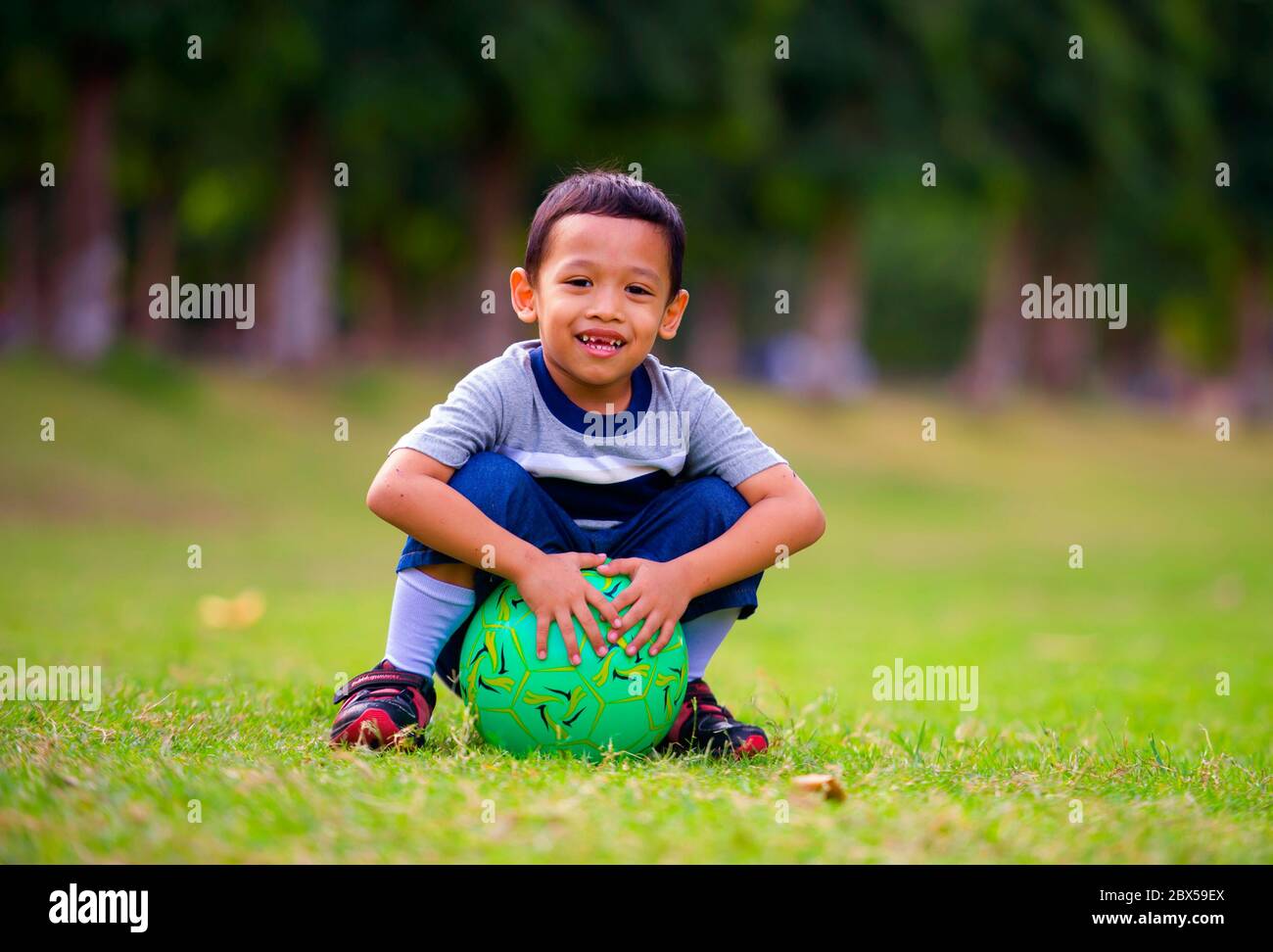 Aficionado al fútbol infantil fotografías e imágenes de alta resolución -  Página 7 - Alamy