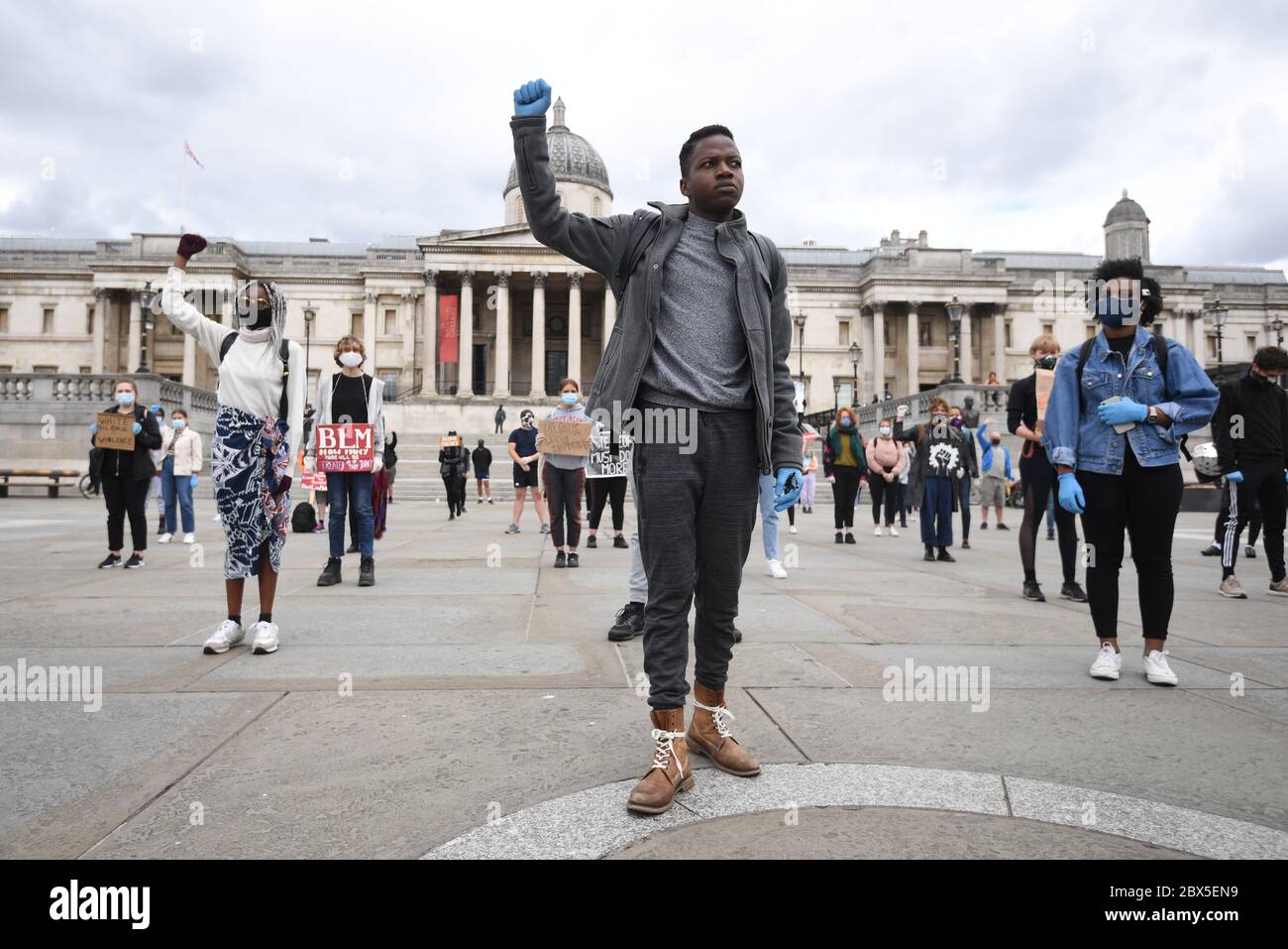 La gente participa en una protesta de rodillas por el asunto Black Lives en Trafalgar Square, Londres, en memoria de George Floyd que fue asesinado el 25 de mayo mientras estaba bajo custodia policial en la ciudad estadounidense de Minneapolis. Foto de stock