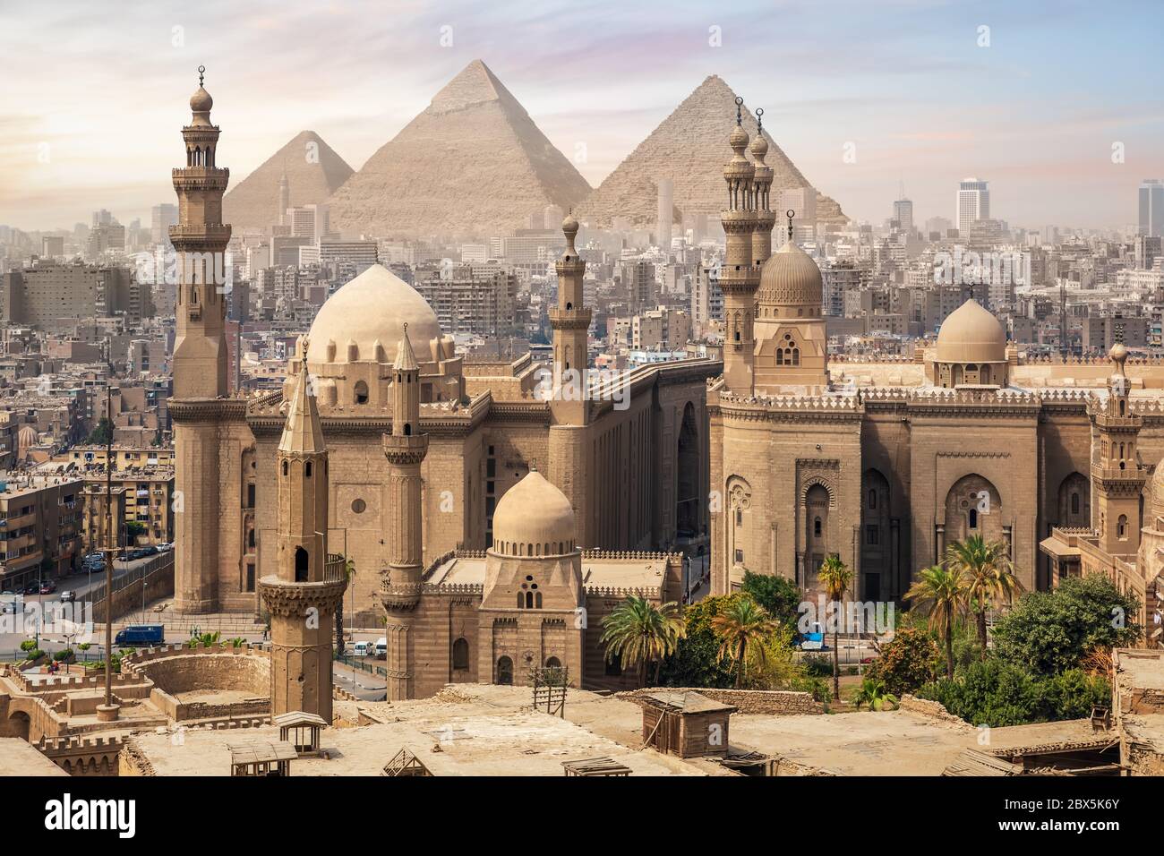 La Mezquita del Sultán Hassan y las grandes Pirámides de Giza, el horizonte de el Cairo, Egipto Foto de stock