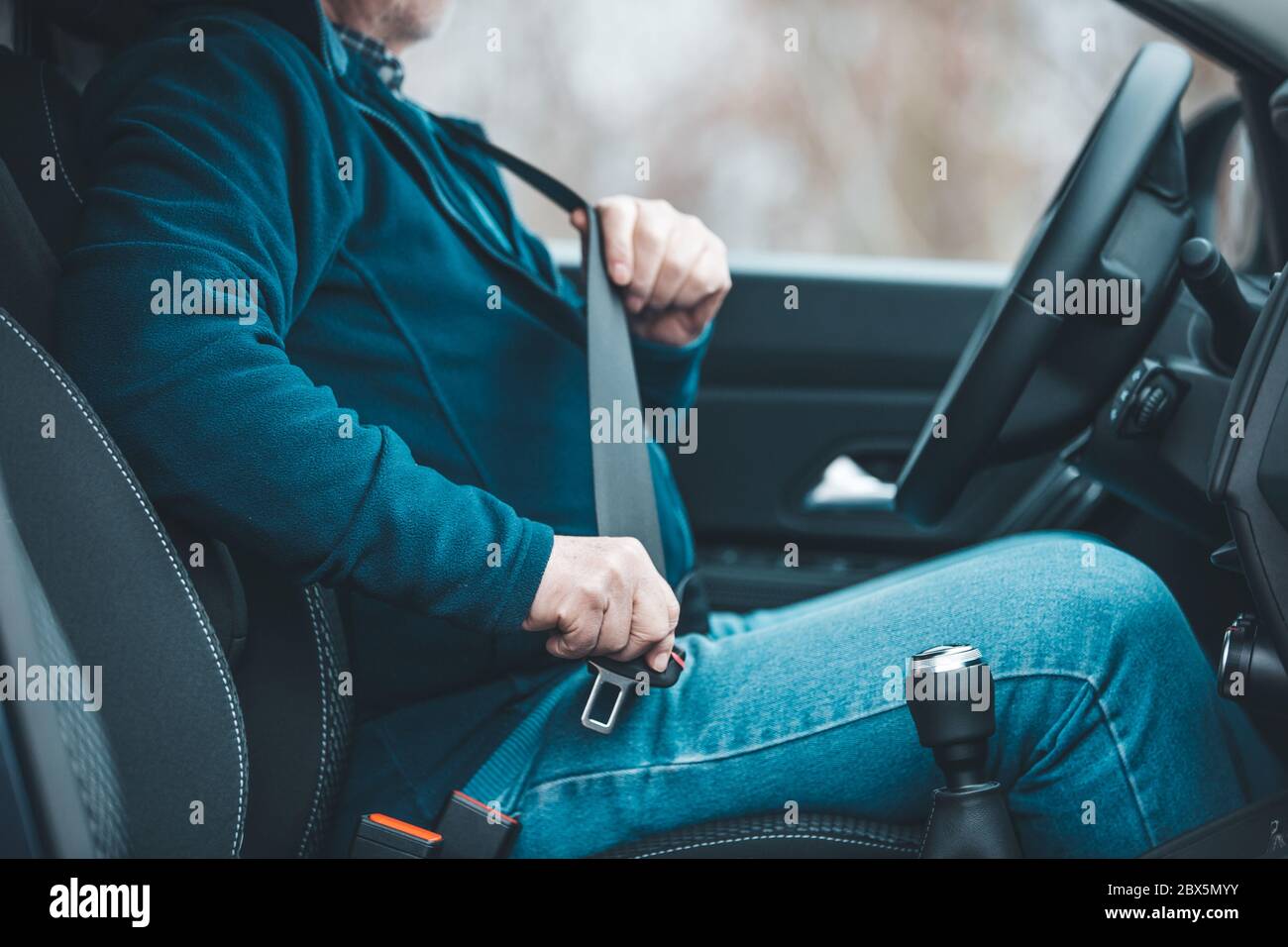 pasajero hombre abrochando el cinturón de seguridad en el coche, transporte  y concepto de seguridad Fotografía de stock - Alamy
