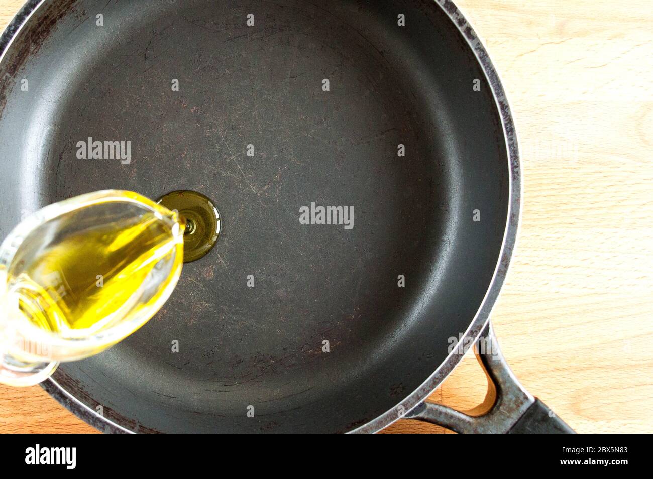 Verter el aceite de cocina usado de la sartén en el recipiente, primer  plano Fotografía de stock - Alamy