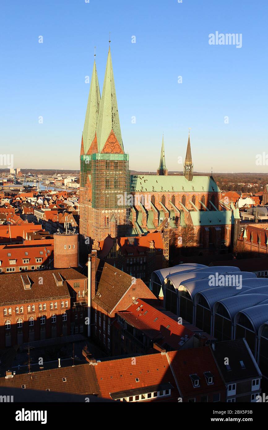 Lübeck, Alemania - 02 de diciembre de 2016: Iglesia de Santa María (Ger. Marienkirche) en Lübeck visto desde la Iglesia de San Pedro (Ger. Petrikirche). Foto de stock