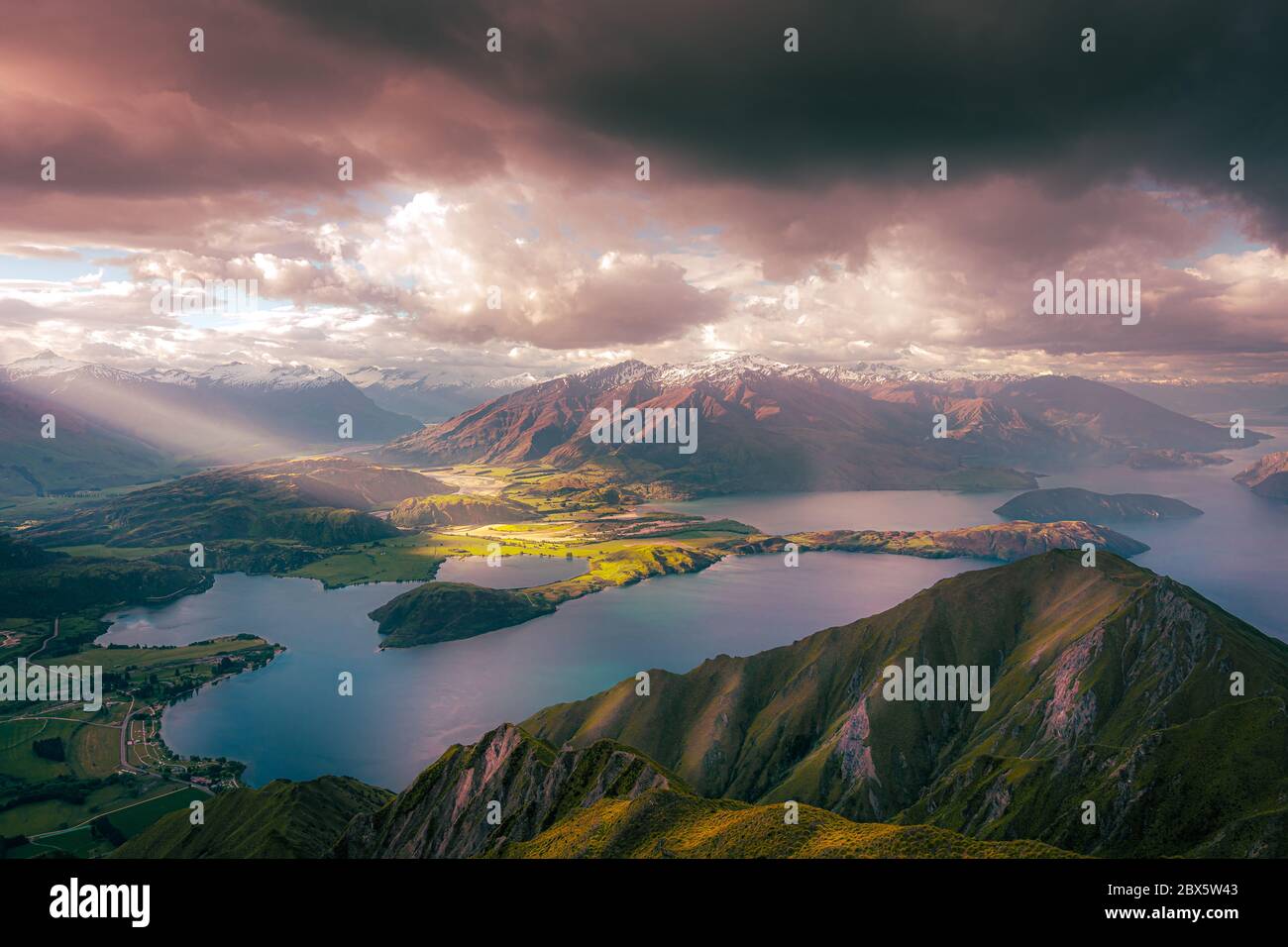 Vista desde Roy's Peak en el Lago Wanaka, Nueva Zelanda Foto de stock