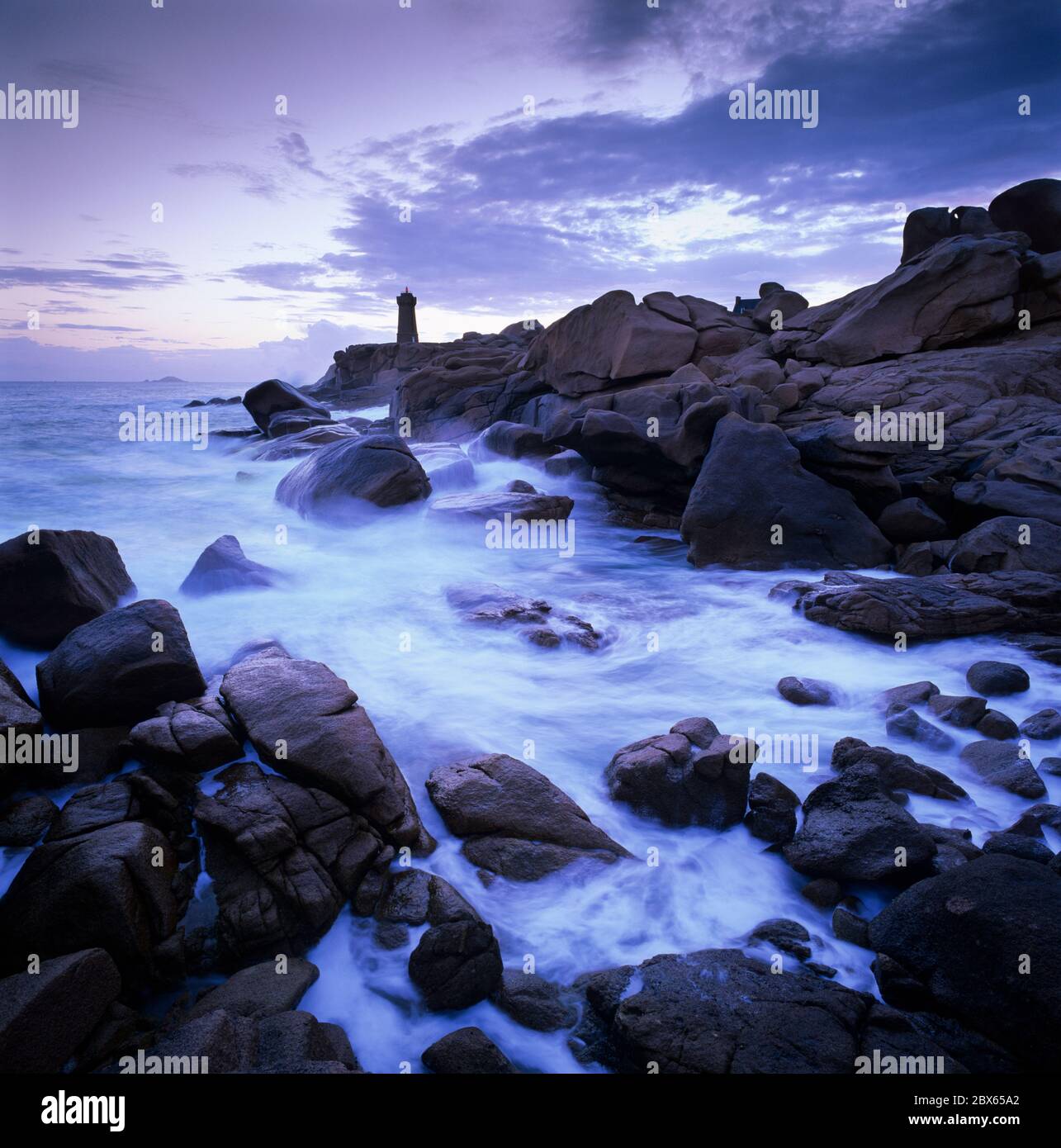 Faro sobre el mar tormentoso en la Costa de granito Rosa, Ploumanac'h, Cotes d'Armor, Bretaña, Francia Foto de stock