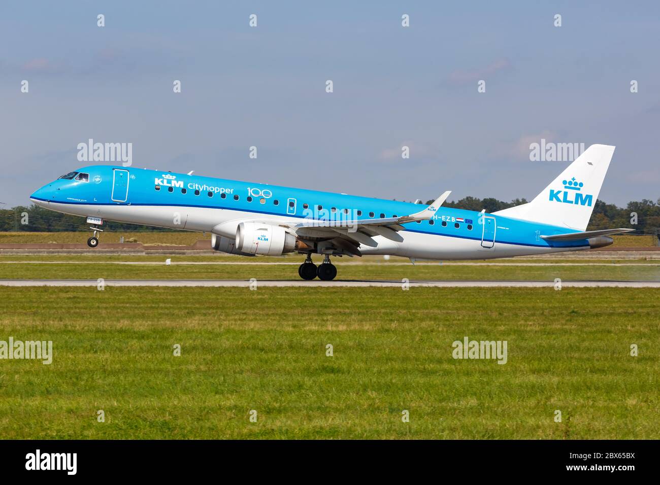 Stuttgart, Alemania - 15 de septiembre de 2019: KLM cityhopper Embraer 190 avión en el aeropuerto de Stuttgart STR en Alemania. Foto de stock