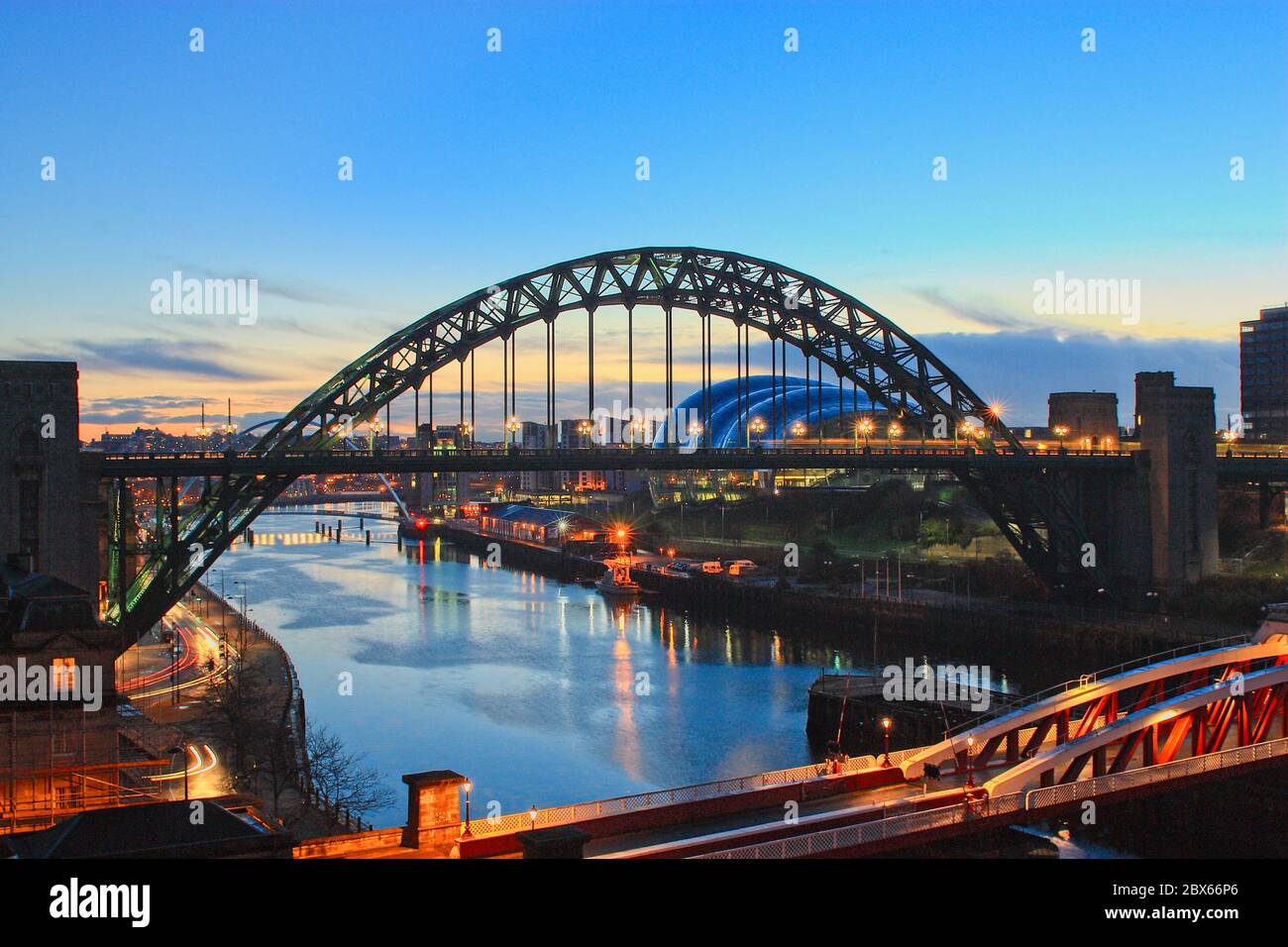 El puente Tyne en la hora azul al amanecer sobre el río Tyne que une Newcastle y Gateshead en Tyne y Wear, noreste de Inglaterra. Foto de stock
