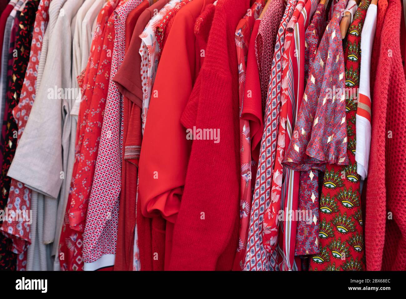camisas de color rojo top vestir ropa en un percha Foto de stock