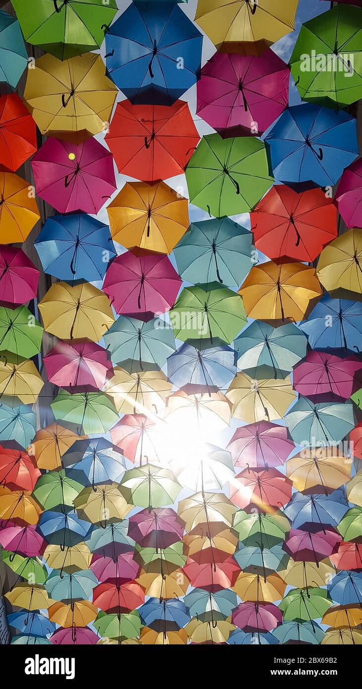 Decoración de calle con coloridos paraguas abiertos colgando en la ciudad de  Burdeos en el día soleado de Francia Fotografía de stock - Alamy