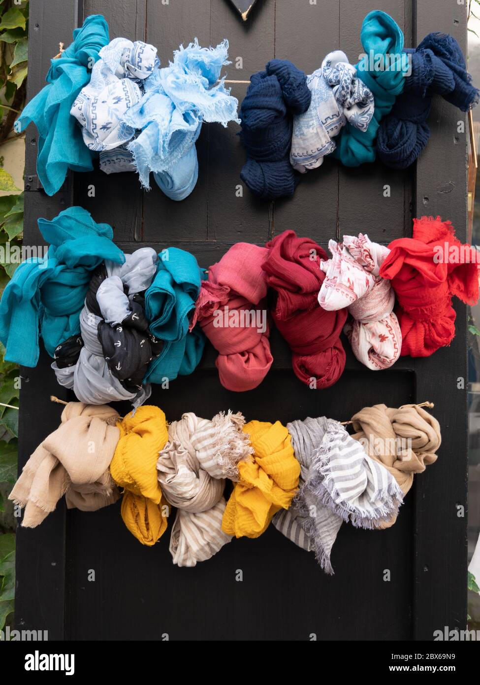 patrón de muchas mujeres bufandas colores vibrantes tienda colgando en la  exposición en la calle de tiendas de mercado Fotografía de stock - Alamy