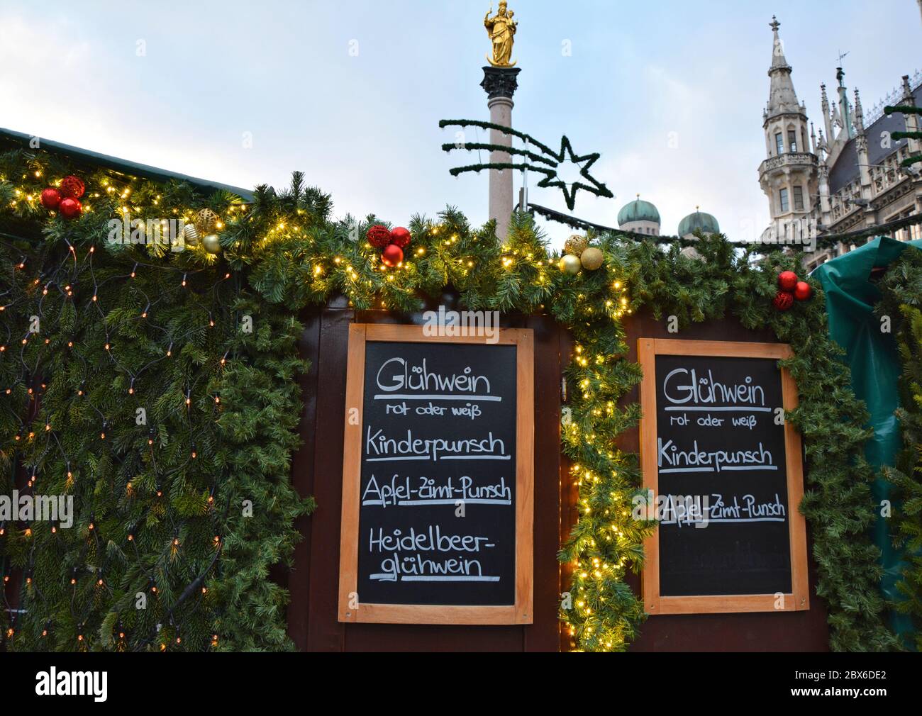 Menú de bebidas navideñas en el mercado navideño de Munich, Alemania Foto de stock
